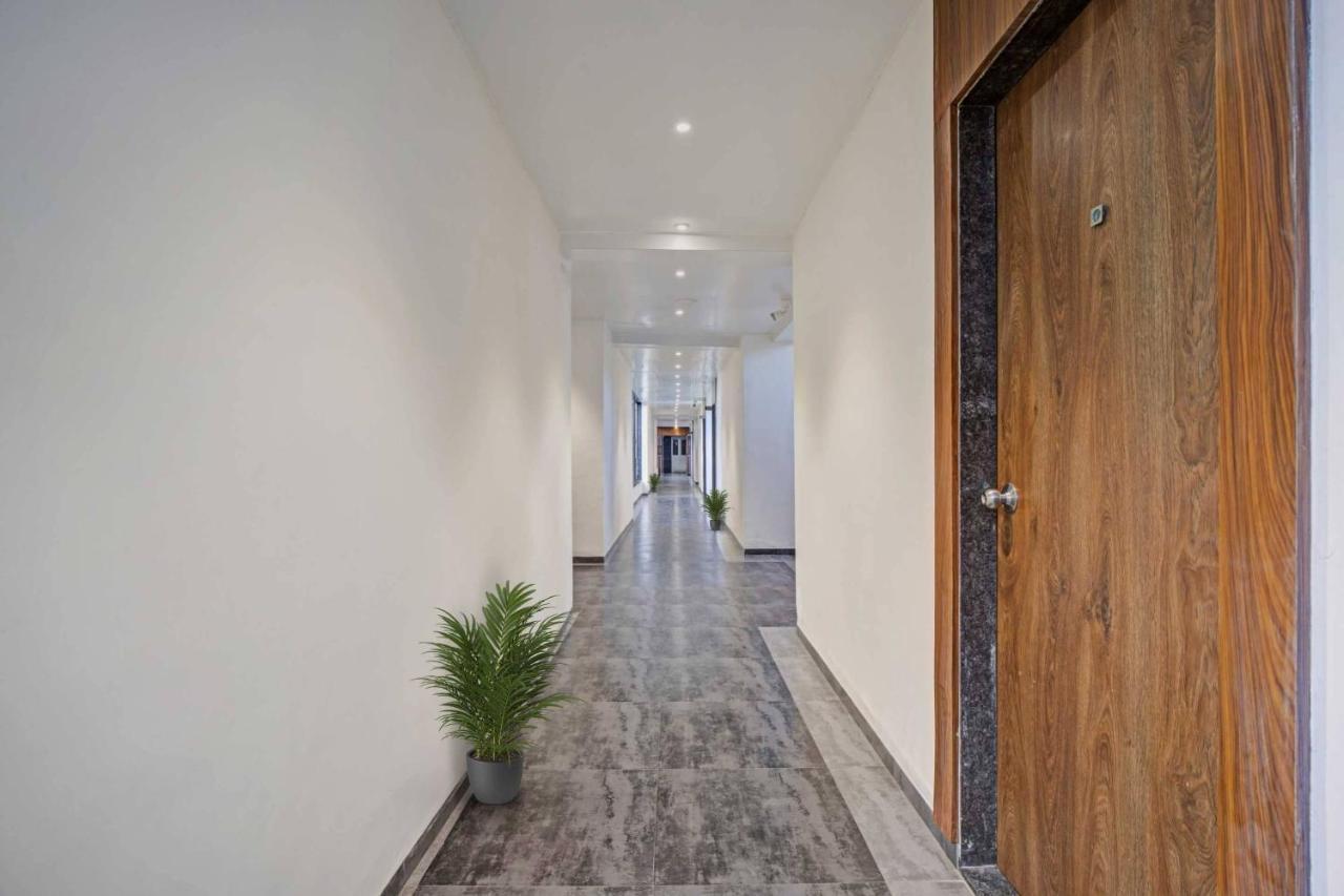 Collection O Infini Palace Surat Exterior foto