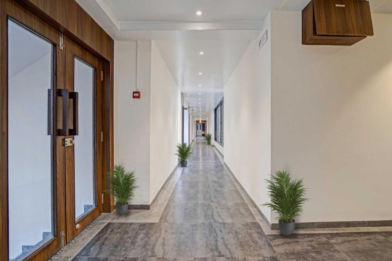 Collection O Infini Palace Surat Exterior foto